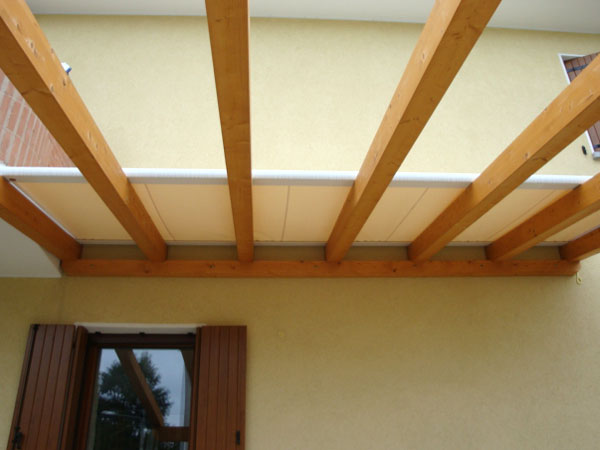 tettoia con tende motorizzata